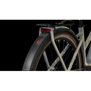 Elektrinis dviratis Cube Touring Hybrid Pro 625 Trapeze pearlysilver'n'black 2024